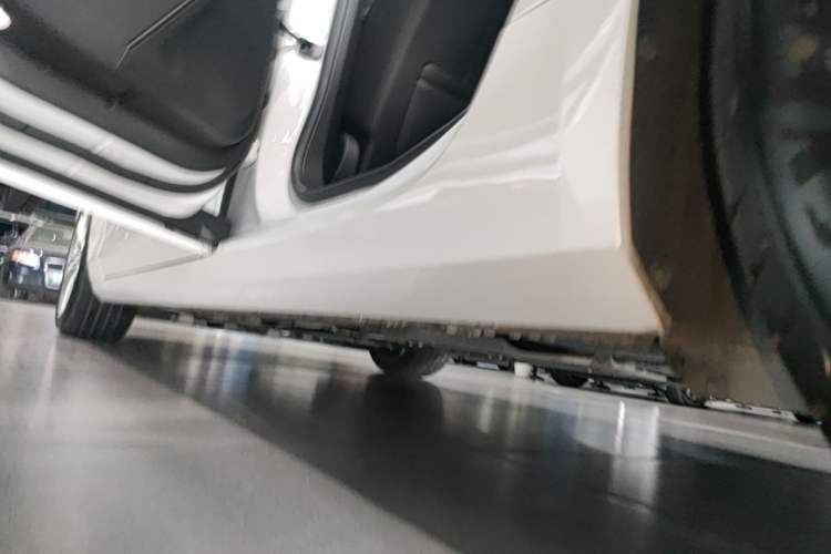Used Cadillac CT6 2023 28T Luxury Version Left Side Sill