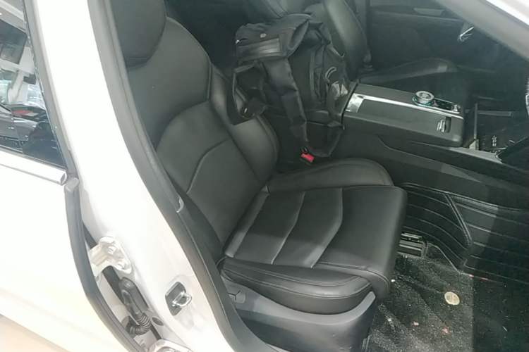 Used Cadillac CT6 2023 28T Luxury Version Right Front Seat