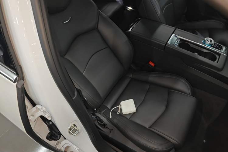 Used Cadillac CT6 2023 28T Luxury Version Right Front Seat
