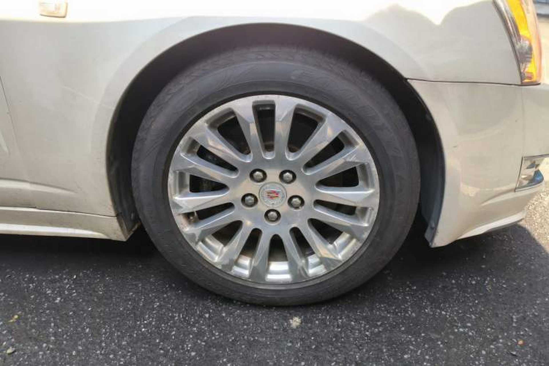 Used Cadillac CTS 2012 3.0L Luxury Sport Edition Right Front Wheel Hub