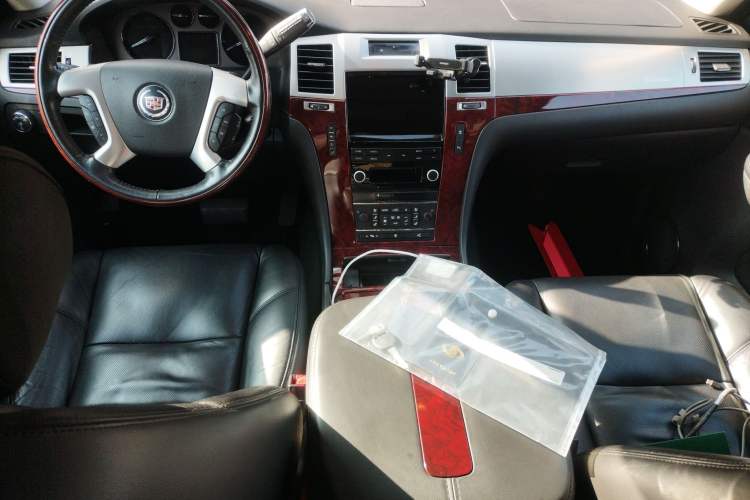 Used Cadillac Escalade 2007 6.2 AWD Center Console