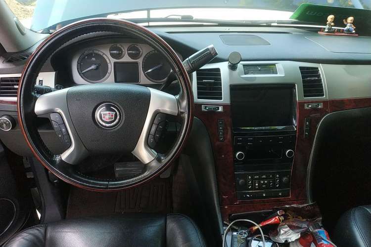Used Cadillac Escalade 2008 6.2 AWD Center Console