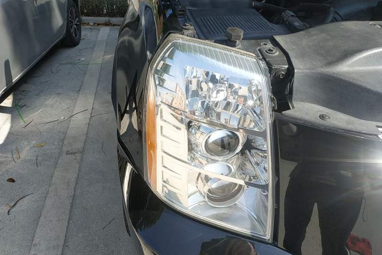 Used Cadillac Escalade 2008 6.2 AWD Right Front Headlight