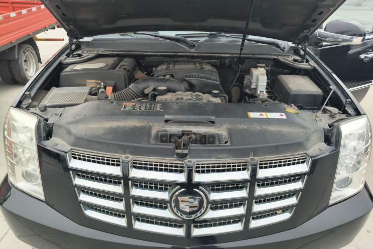 Used Cadillac Escalade 2009 6.0 Hybrid Engine Bay