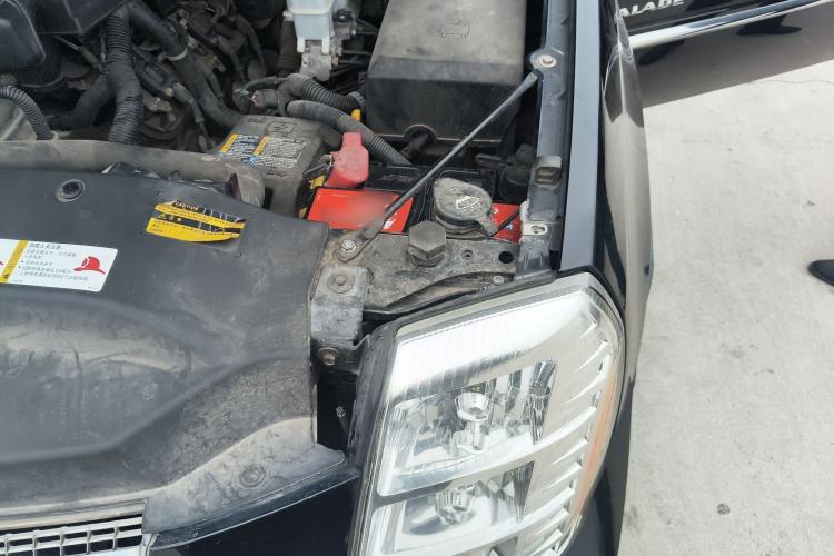 Used Cadillac Escalade 2009 6.0 Hybrid Engine Bay Left
