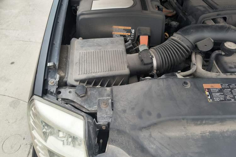 Used Cadillac Escalade 2009 6.0 Hybrid Engine Bay Right