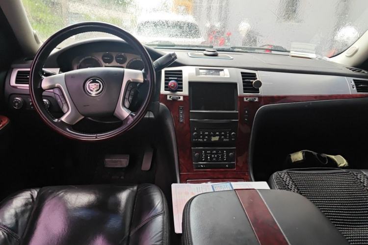 Used Cadillac Escalade 2010 6.0 Hybrid Center Console