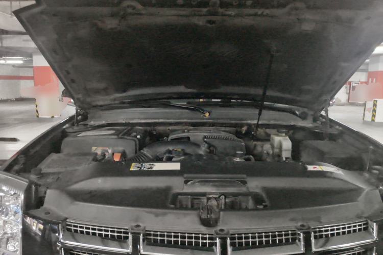 Used Cadillac Escalade 2010 6.0 Hybrid Engine Bay