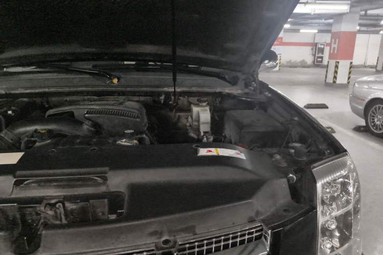Used Cadillac Escalade 2010 6.0 Hybrid Engine Bay Left