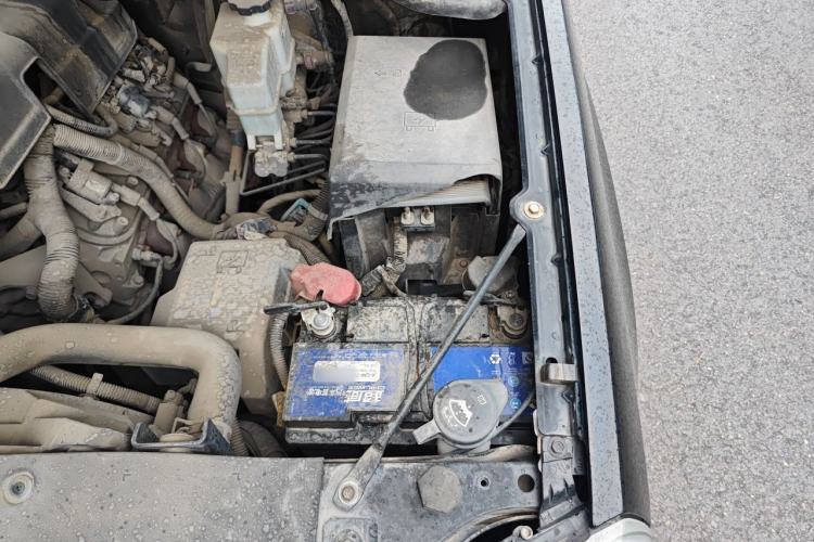Used Cadillac Escalade 2010 6.0 Hybrid Engine Bay Left