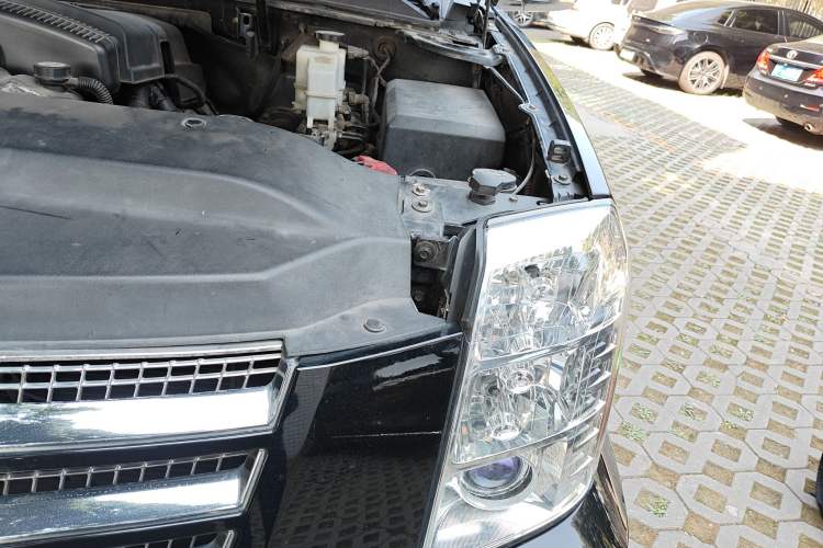 Used Cadillac Escalade 2010 6.0 Hybrid Engine Bay Left