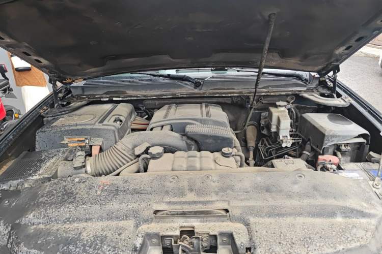 Used Cadillac Escalade 2010 6.0 Hybrid Engine Bay