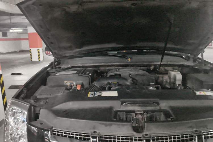 Used Cadillac Escalade 2010 6.0 Hybrid Engine Bay Right