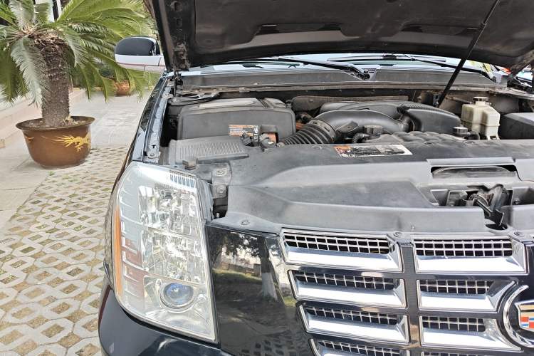 Used Cadillac Escalade 2010 6.0 Hybrid Engine Bay Right