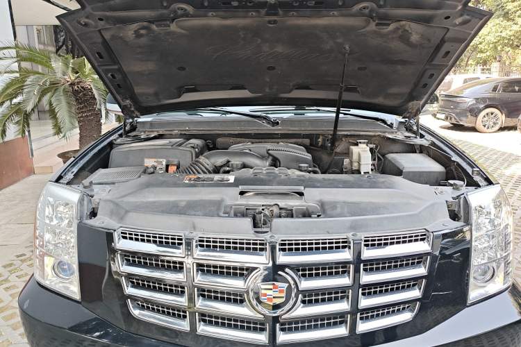 Used Cadillac Escalade 2010 6.0 Hybrid Engine Bay