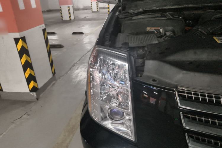 Used Cadillac Escalade 2010 6.0 Hybrid Right Front Headlight