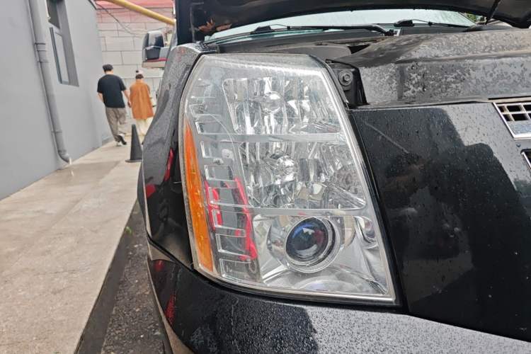 Used Cadillac Escalade 2010 6.0 Hybrid Right Front Headlight