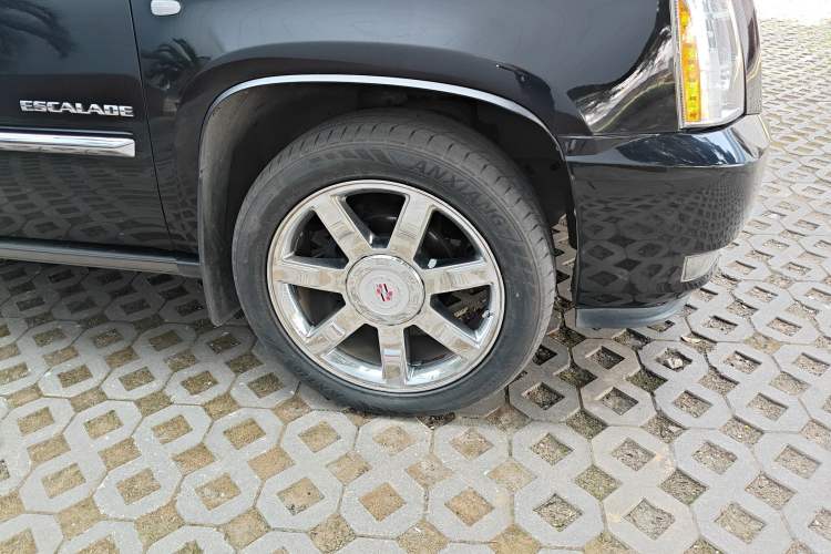 Used Cadillac Escalade 2010 6.0 Hybrid Right Front Wheel Hub