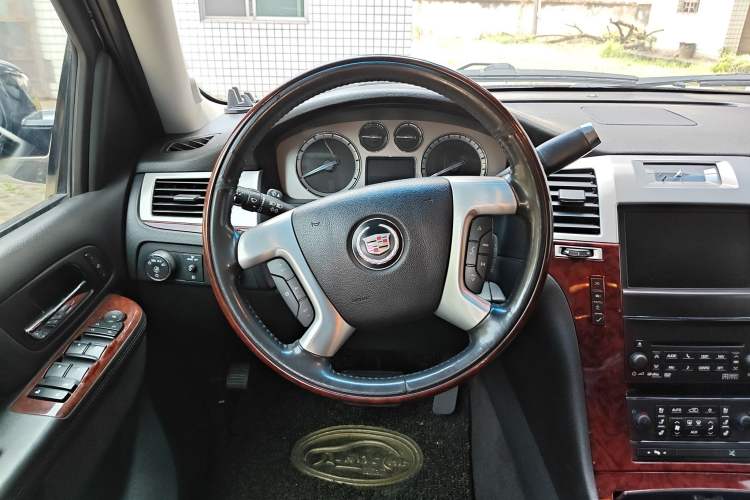 Used Cadillac Escalade 2010 6.0 Hybrid Steering Wheel
