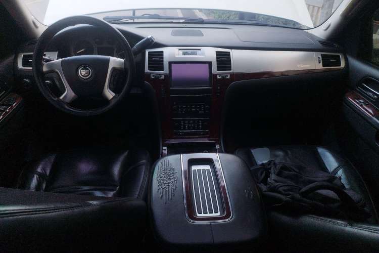 Used Cadillac Escalade 2010 6.0 Hybrid Center Console