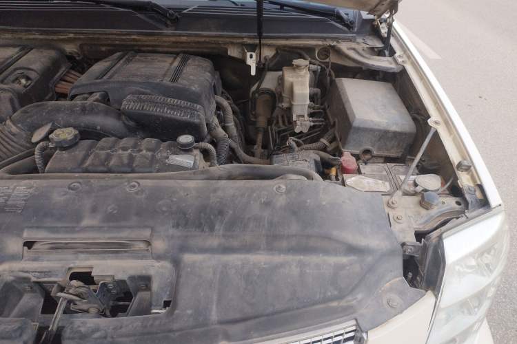Used Cadillac Escalade 2010 6.0 Hybrid Engine Bay Left