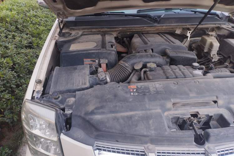 Used Cadillac Escalade 2010 6.0 Hybrid Engine Bay Right