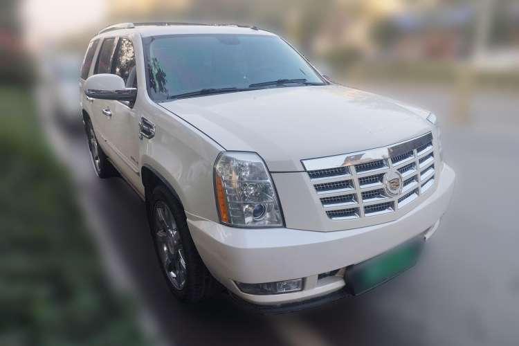 Used Cadillac Escalade 2010 6.0 Hybrid Front Right 45 Deg