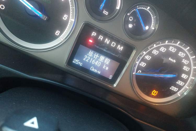 Used Cadillac Escalade 2010 6.0 Hybrid Odometer Close Up