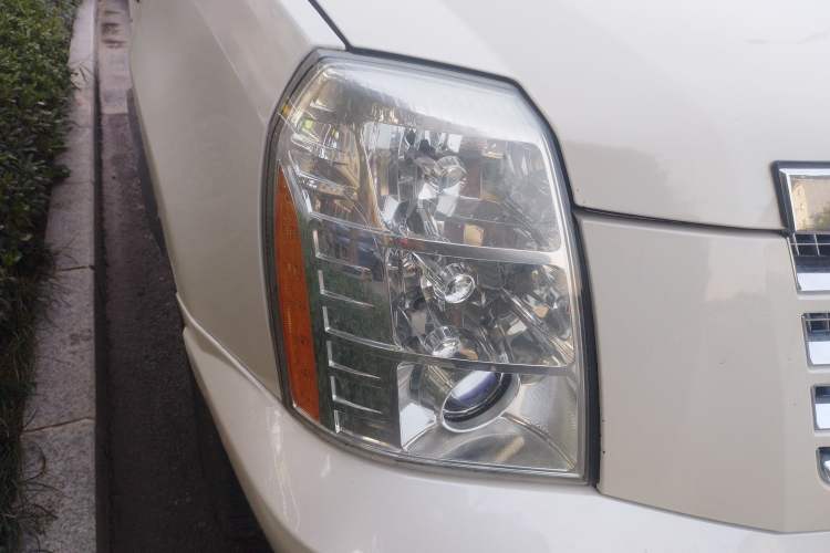 Used Cadillac Escalade 2010 6.0 Hybrid Right Front Headlight