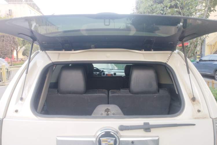 Used Cadillac Escalade 2010 6.0 Hybrid Trunk