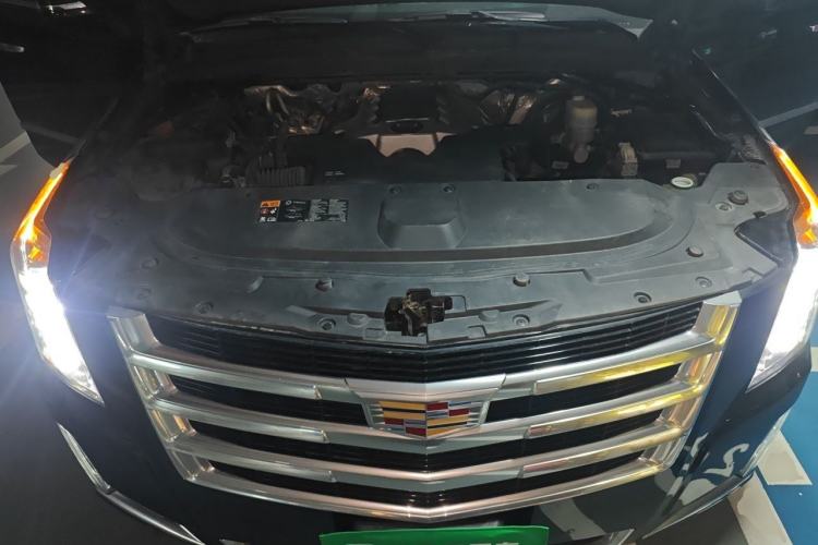 Used Cadillac Escalade 2013 ESV 6.2 Platinum Edition Extended Model Engine Bay