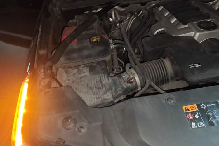 Used Cadillac Escalade 2013 ESV 6.2 Platinum Edition Extended Model Engine Bay Right