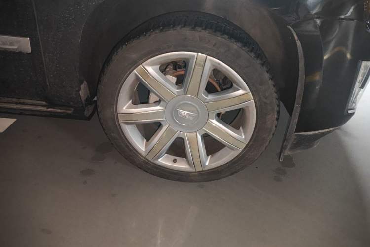 Used Cadillac Escalade 2013 ESV 6.2 Platinum Edition Extended Model Right Front Wheel Hub