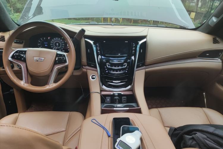 Used Cadillac Escalade  Center Console