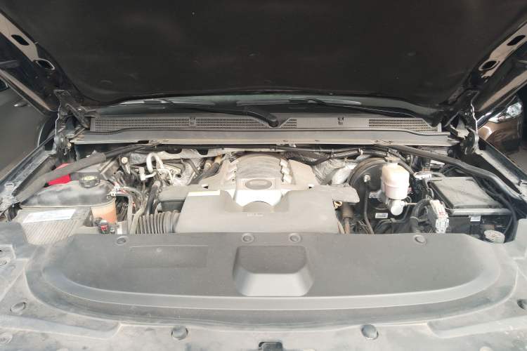 Used Cadillac Escalade 2017 6.2L ESV Platinum Edition Extended Model Engine Bay