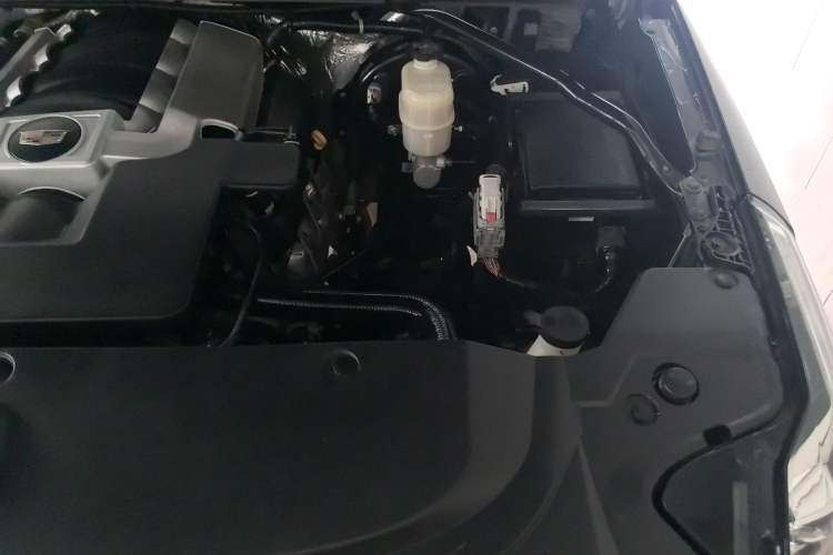 Used Cadillac Escalade 2017 6.2L ESV Platinum Edition Extended-Length Version Engine Bay Left