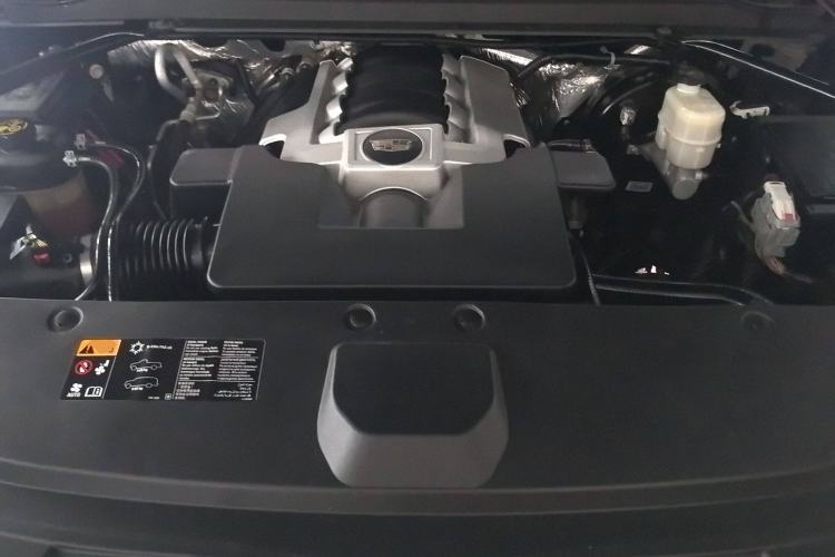 Used Cadillac Escalade 2017 6.2L ESV Platinum Edition Extended-Length Version Engine Bay