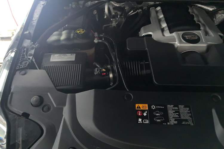 Used Cadillac Escalade 2017 6.2L ESV Platinum Edition Extended-Length Version Engine Bay Right