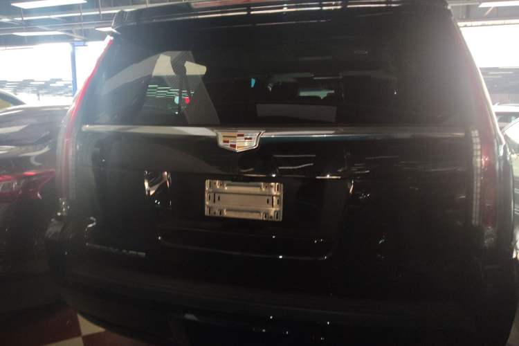 Used Cadillac Escalade 2017 6.2L ESV Platinum Edition Extended Model Exterior 4