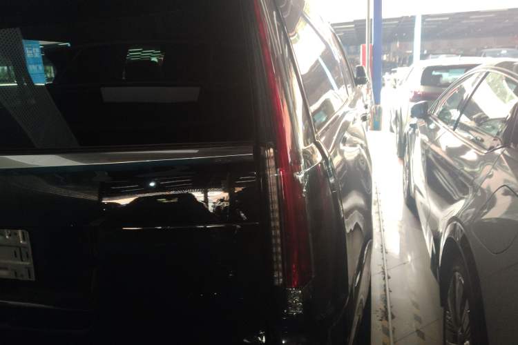 Used Cadillac Escalade 2017 6.2L ESV Platinum Edition Extended Model Exterior 6