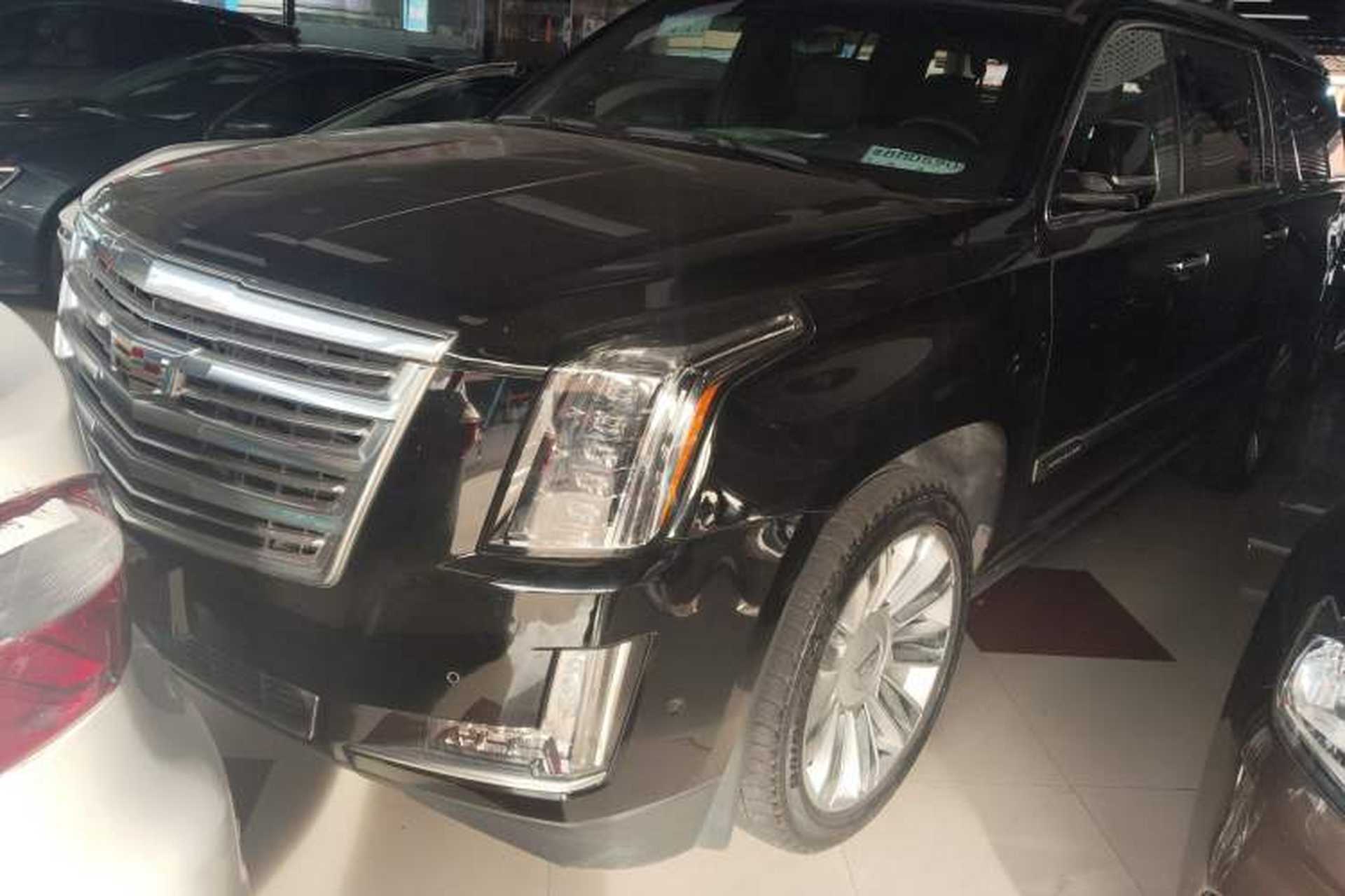 Used Cadillac Escalade 2017 6.2L ESV Platinum Edition Extended Model Front Left 45 Deg