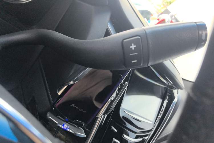 Used Cadillac Escalade 2017 6.2L ESV Platinum Edition Extended-Length Version Gear Lever