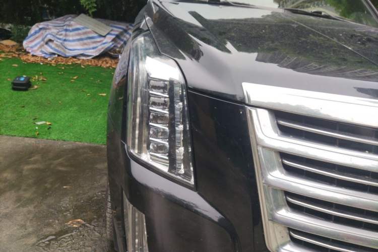 Used Cadillac Escalade  Right Front Headlight