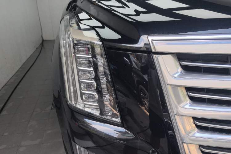 Used Cadillac Escalade 2017 6.2L ESV Platinum Edition Extended-Length Version Right Front Headlight