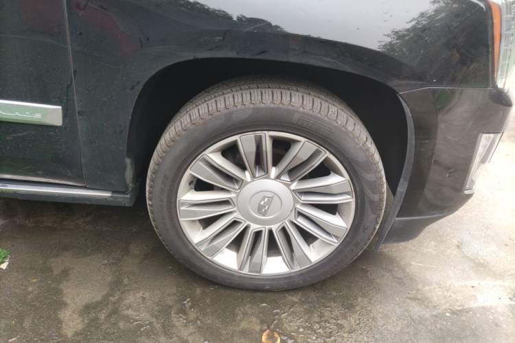 Used Cadillac Escalade  Right Front Wheel Hub