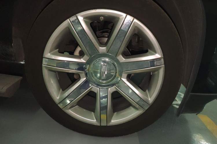 Used Cadillac Escalade  Right Front Wheel Hub