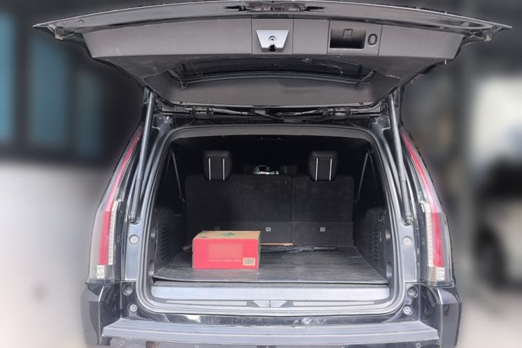 Used Cadillac Escalade 2017 6.2L ESV Platinum Edition Extended-Length Version Trunk