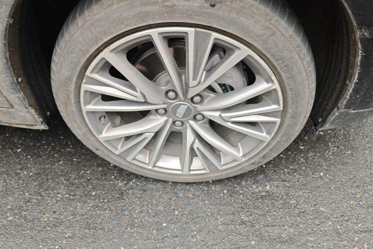 Used Cadillac GT4 2023 25T Luxury Model Right Front Wheel Hub