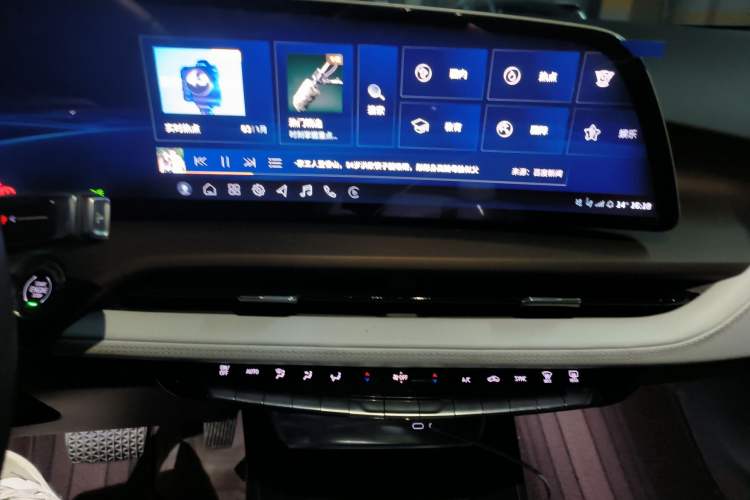 Used Cadillac GT4 2023 25T Fashion Edition Audio And AC Panel