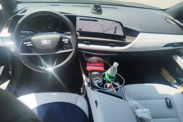 Used Cadillac GT4 2023 25T Fashion Edition Center Console